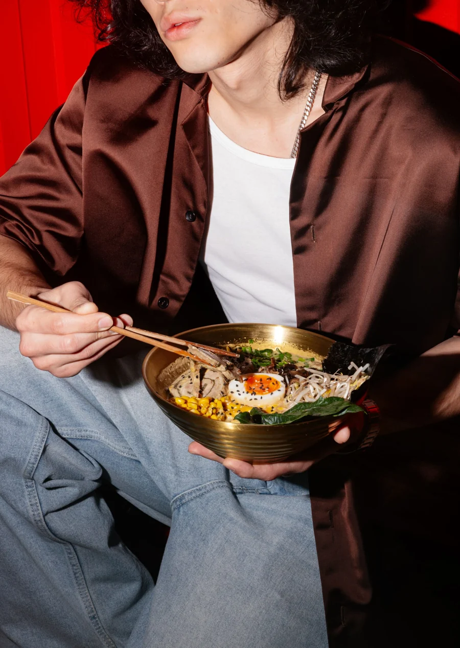 Гость с раменом в Ramen & Wok