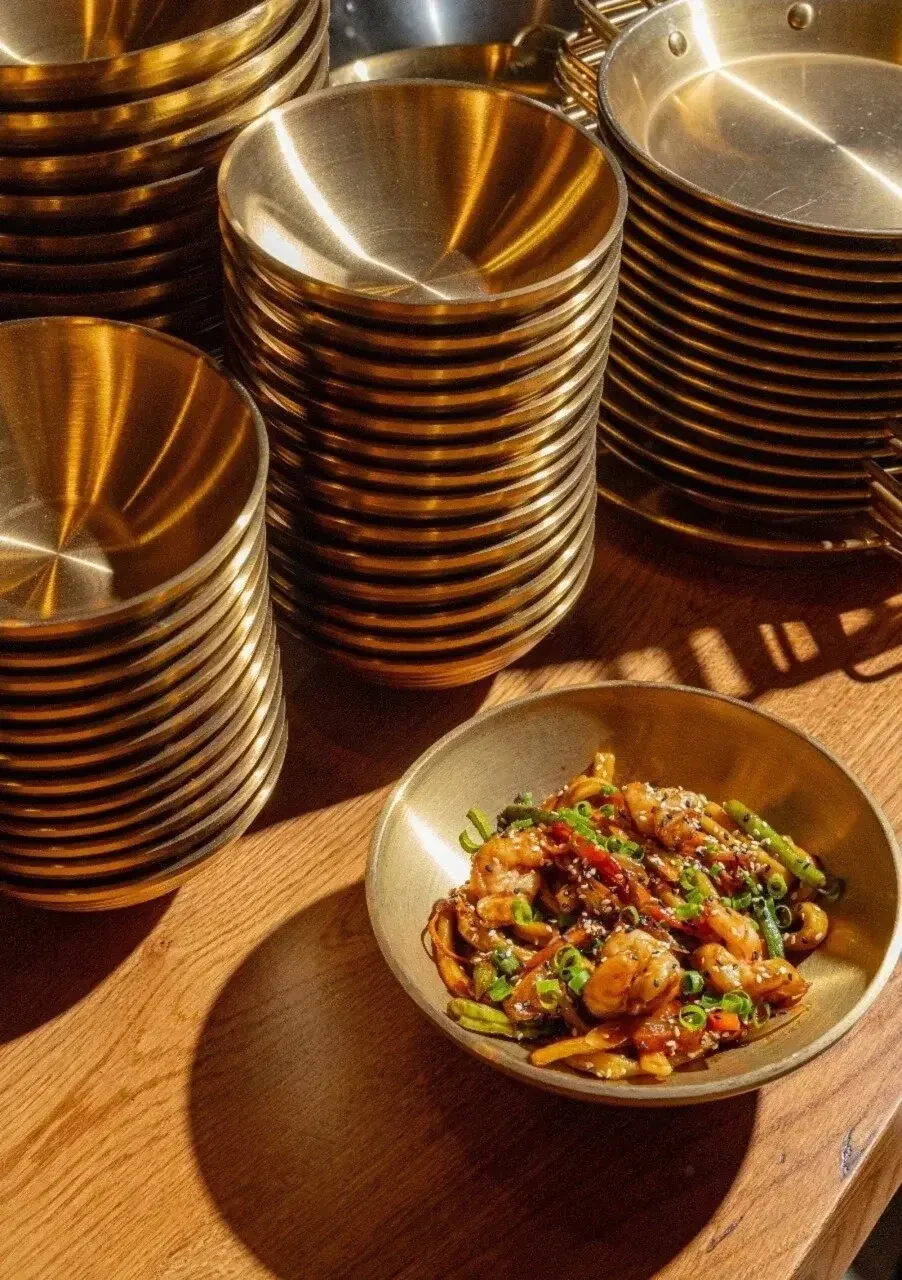 Фирменный вок Ramen & Wok в золотой миске